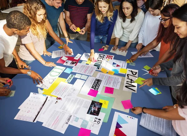 Estudiantes en mesa de trabajo — Foto de Stock