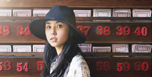 Girl in black hat traveling — Stock Photo, Image