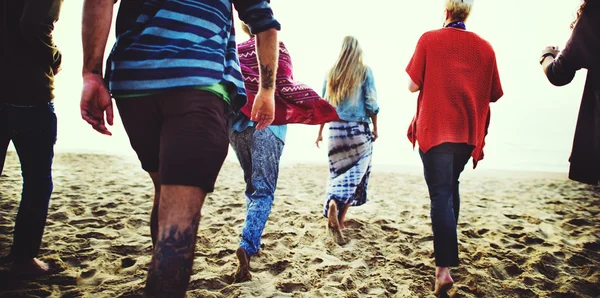 Přátele a Pochodovat na pláži — Stock fotografie