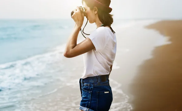 Chica hipster con cámara —  Fotos de Stock