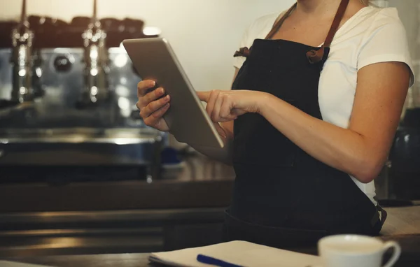 Жінка на кухні з планшетом — стокове фото