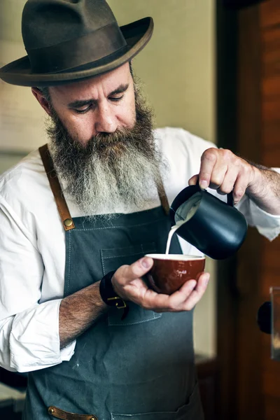 Kafede kahve yapan barista. — Stok fotoğraf