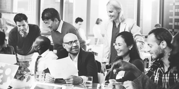 Les gens d'affaires travaillant dans le bureau — Photo