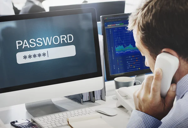 Uomo d'affari che lavora su computer con password — Foto Stock