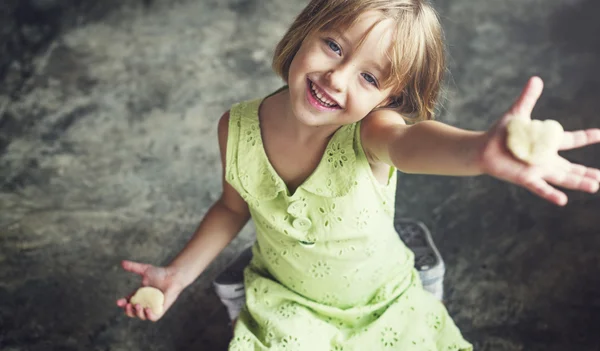 Petite fille souriant à la caméra — Photo