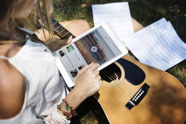女孩与吉他和 tablet pc 的肖像 — 图库照片