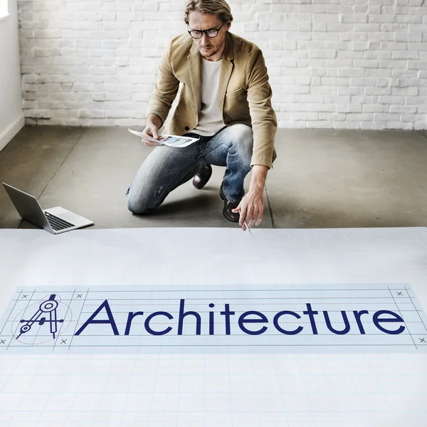 Empresário que trabalha com arquitetura — Fotografia de Stock