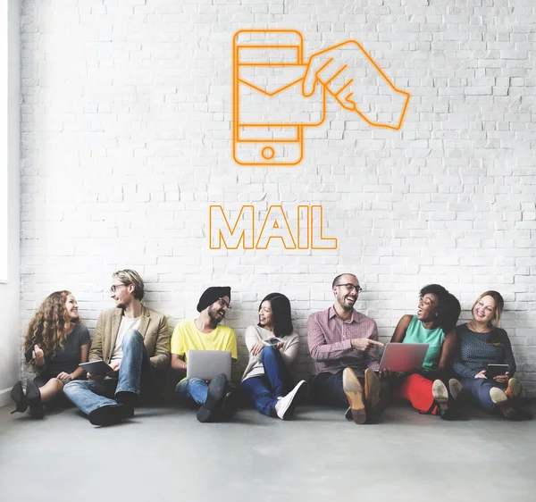 Mångfald vänner nära väggen med mail — Stockfoto