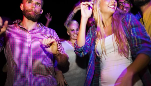 Amigos dançando na festa da noite — Fotografia de Stock