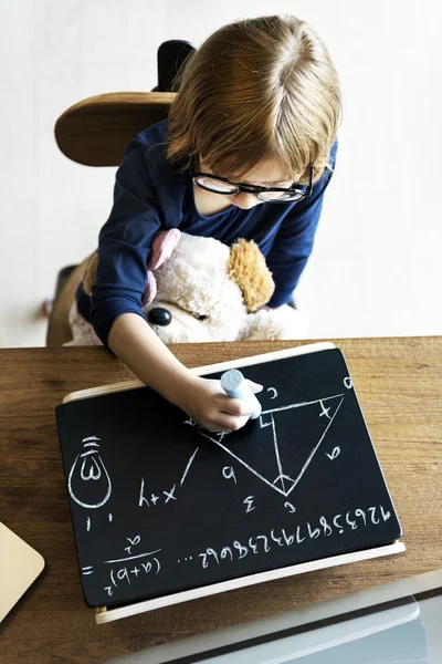 Το παιδί παίζοντας και Μαυροπίνακας με βάση — Φωτογραφία Αρχείου