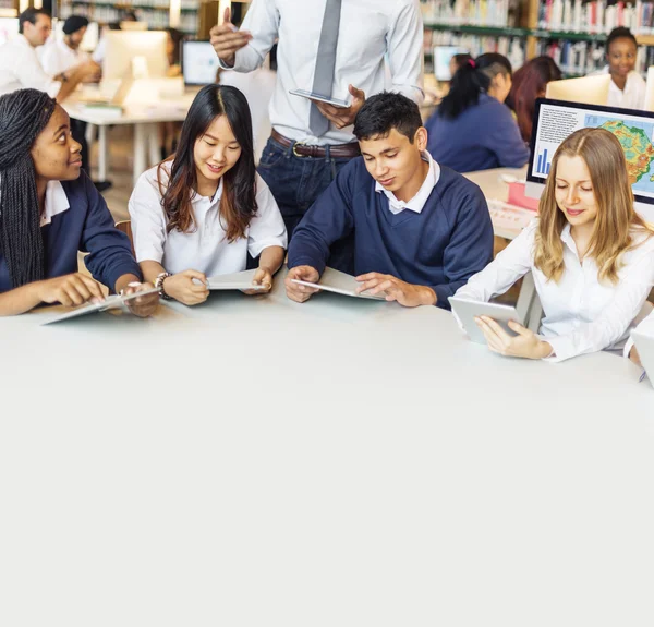 Lärare med grupp av studenter — Stockfoto