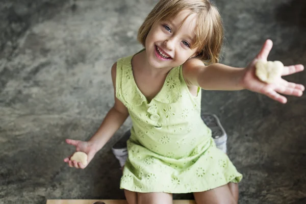 Маленькая девочка улыбается в камеру — стоковое фото