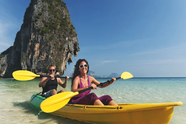 Cople Kayaking in the sea — Stock Photo, Image