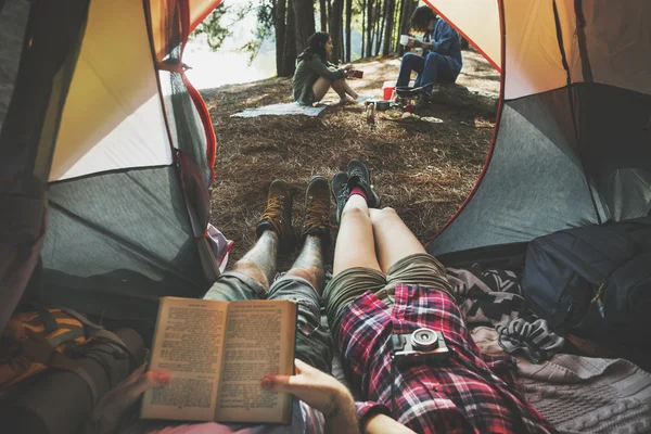 Przyjaciele relaksujący w namiocie — Zdjęcie stockowe