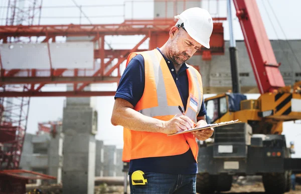 Trabalhador da construção olhando para o plano de negócios — Fotografia de Stock