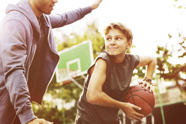 Entraîneur de basket-ball athlétique jouer avec garçon — Photo