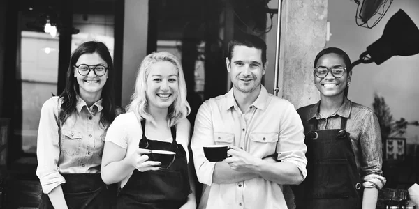 Barista descansando cerca de Cafetería — Foto de Stock