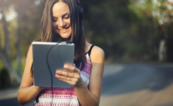 Mujer escuchando música al aire libre — Foto de Stock