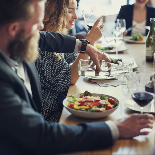 Affärsmän med lunch — Stockfoto