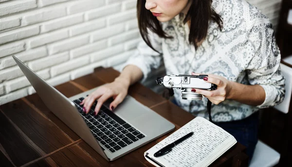 Menina trabalhando com computador e câmera — Fotografia de Stock