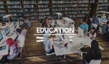 Üniversite kitaplığında bilgisayarlar kullanan öğrenciler