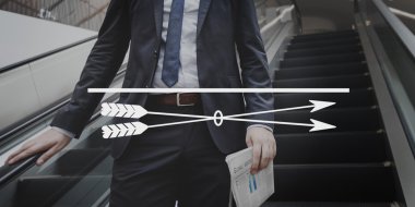  Arka planda yürüyen merdiven üzerinde işadamı