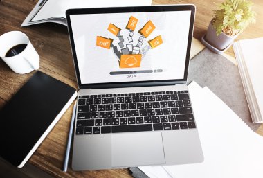 masa üstünde laptop açık 