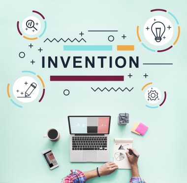 laptop ile çalışan kişi 