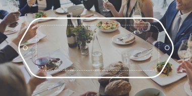 İş adamları ile boş bayrak restoranda