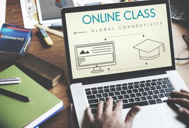 Laptop klavyesinde yazan kişi 
