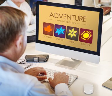 Olgun iş adamı bilgisayarda çalışıyor.