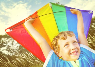 Neşeli çocuk iskambil uçurtma