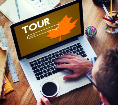 dizüstü bilgisayar kullanan adam