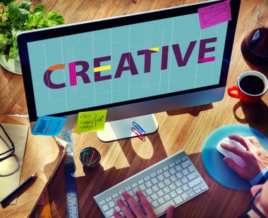 Bilgisayar kullanan adam 