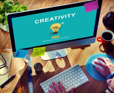 Bilgisayar kullanan adam