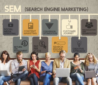 aygıtlar ve arama motoru pazarlaması ile insanlar oturup