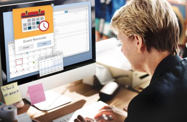 Bilgisayarda çalışan iş kadını