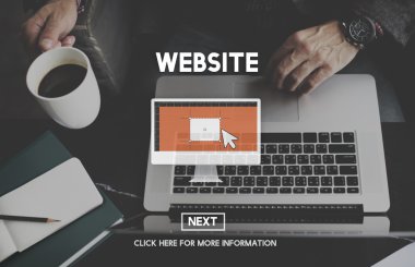 Laptop klavyesinde yazan kişi 