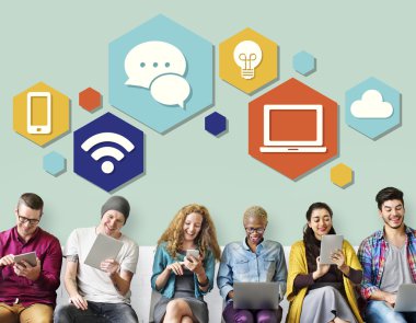 İnsanlar dijital araçları tarama