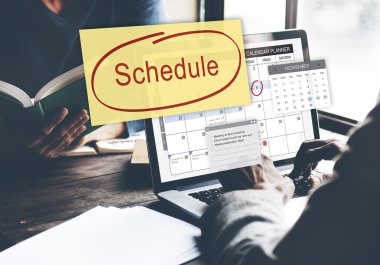 kişi bilgisayar ile çalışma