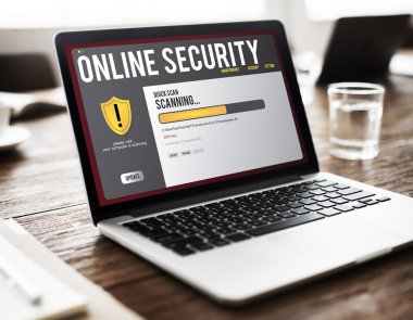 masa üstünde laptop açık