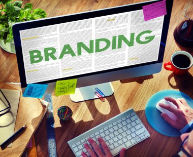 Bilgisayar kullanan adam 