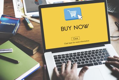 Laptop klavyesinde yazan kişi 