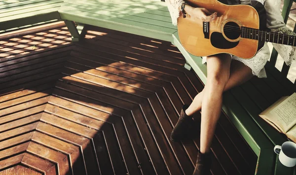 Meisje op gitaar spelen — Stockfoto