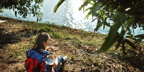 Chica viajando con mochila — Foto de Stock