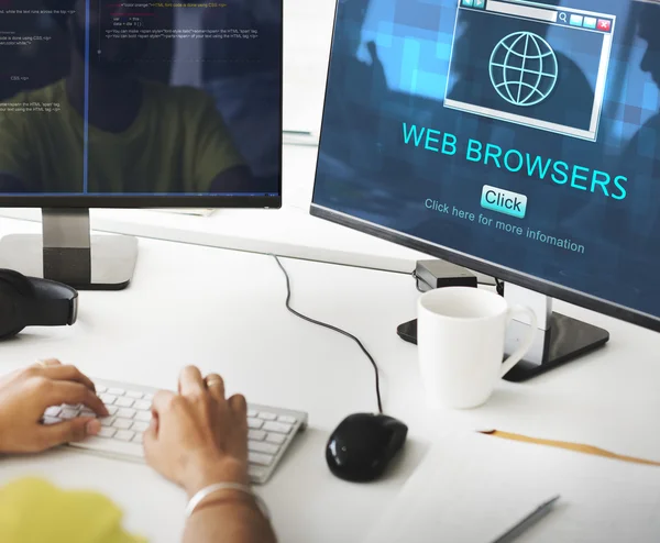 Geschäftsmann arbeitet am Computer mit Webbrowsern — Stockfoto