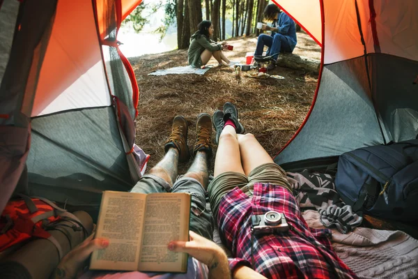 Amigos relaxando na tenda — Fotografia de Stock