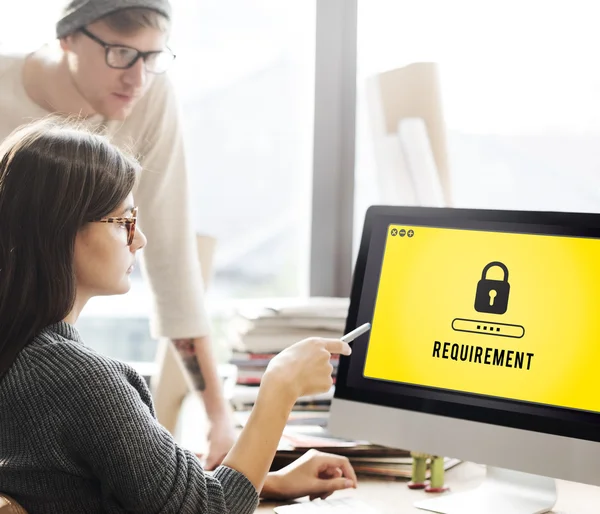 Collega's kijken op computerscherm — Stockfoto