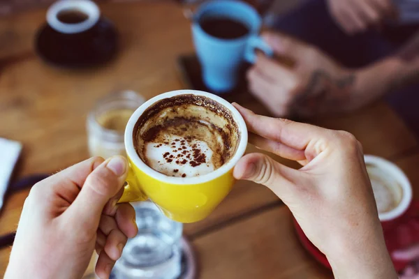 Vrienden drinken koffie in bar — Stockfoto