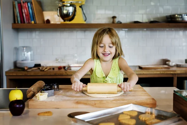 Menina fazendo biscoitos — Fotografia de Stock